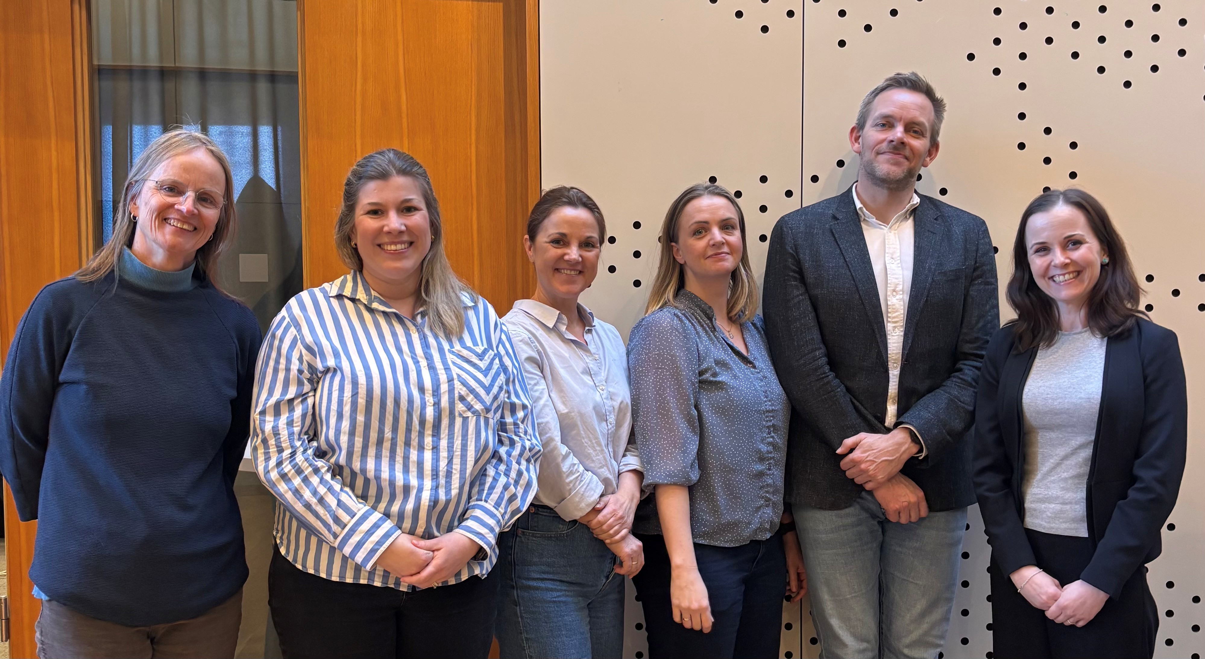 En gruppe mennesker som poserer for et bilde