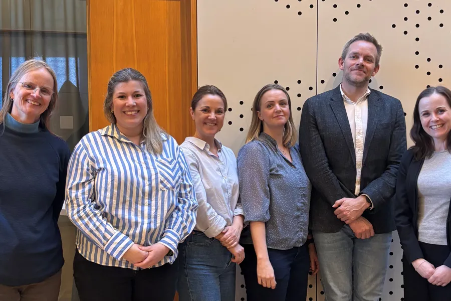 En gruppe mennesker som poserer for et bilde