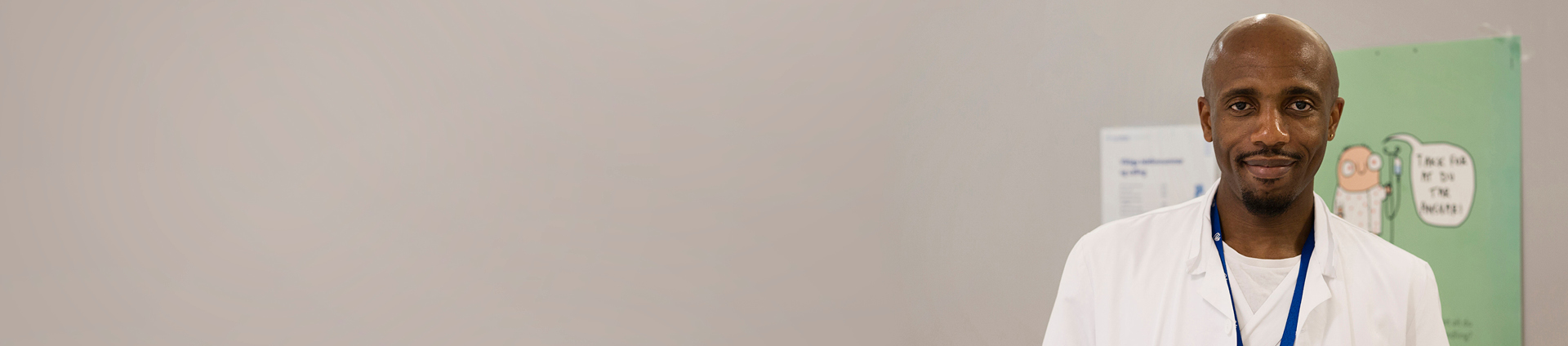 Mann, pleier. Grafikk til venstre, kun beige bakgrunn.