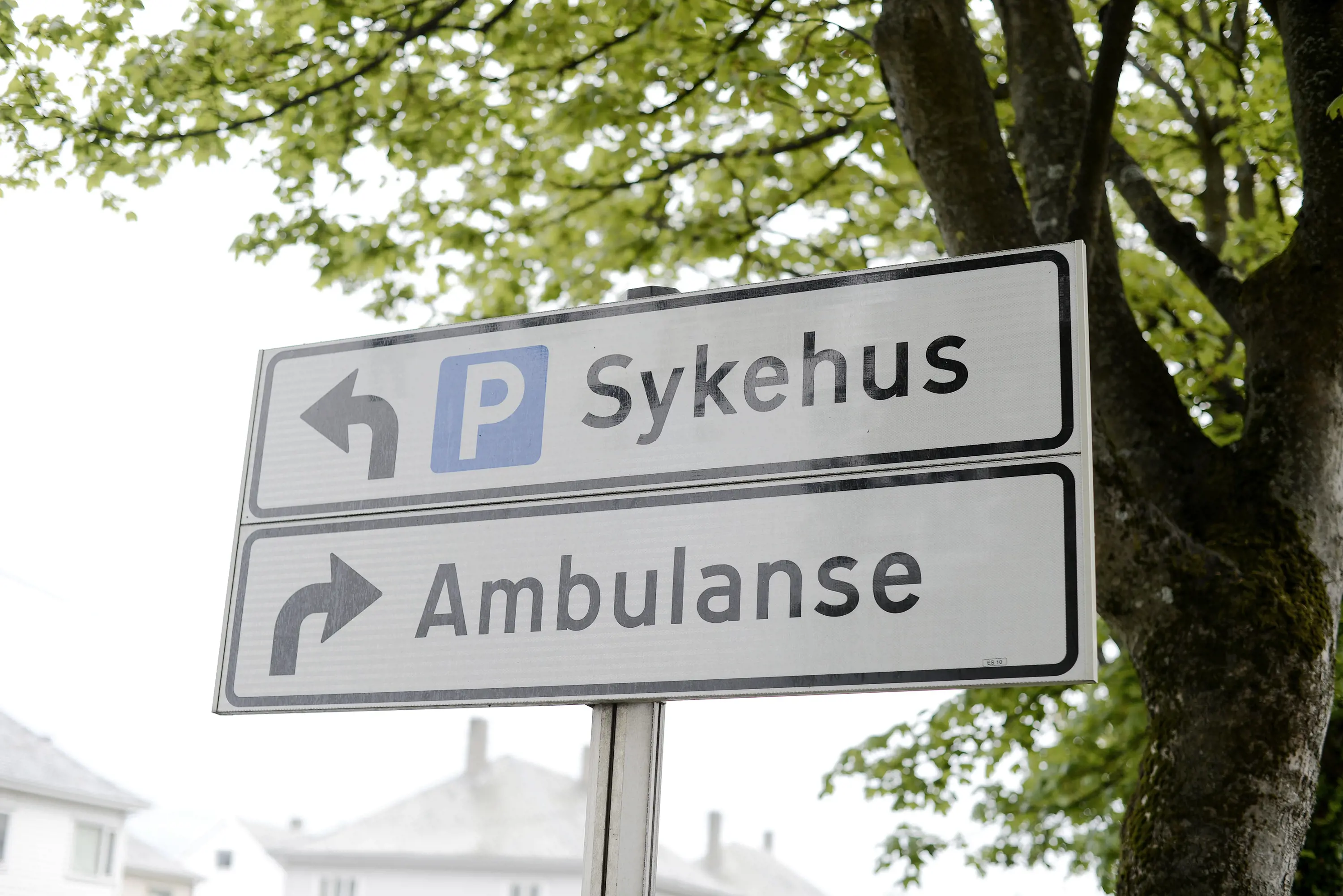 Sign showing the way to the hospital and to the ambulance. Photo.