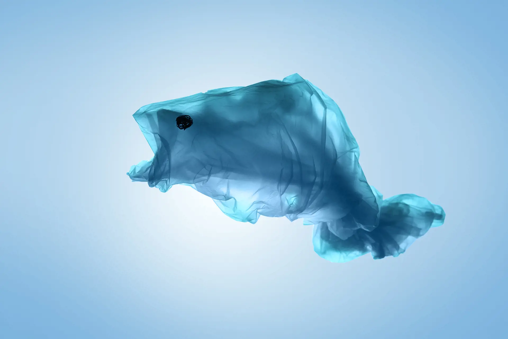 Foto/grafikk av plast i havet, formet som en fisk.