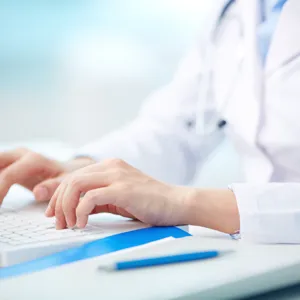 Illustrasjonsbilde av hender som skriver på tastatur.