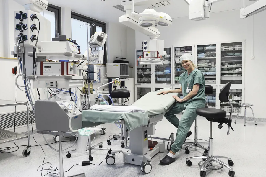 kirurg inne på operasjonsrom