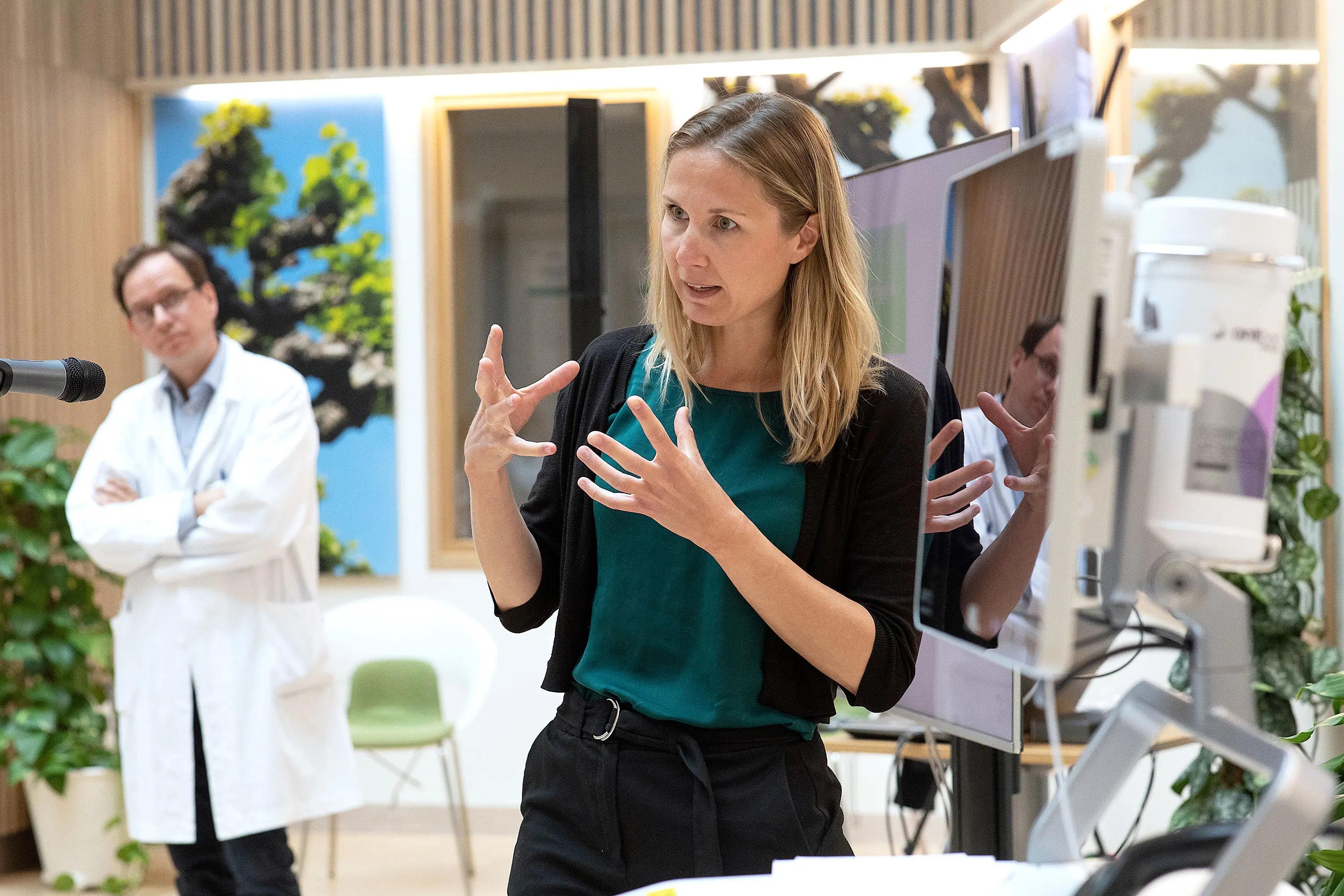 Kvlinne står og snakker om et kvalitetsprosjekt. Foto.