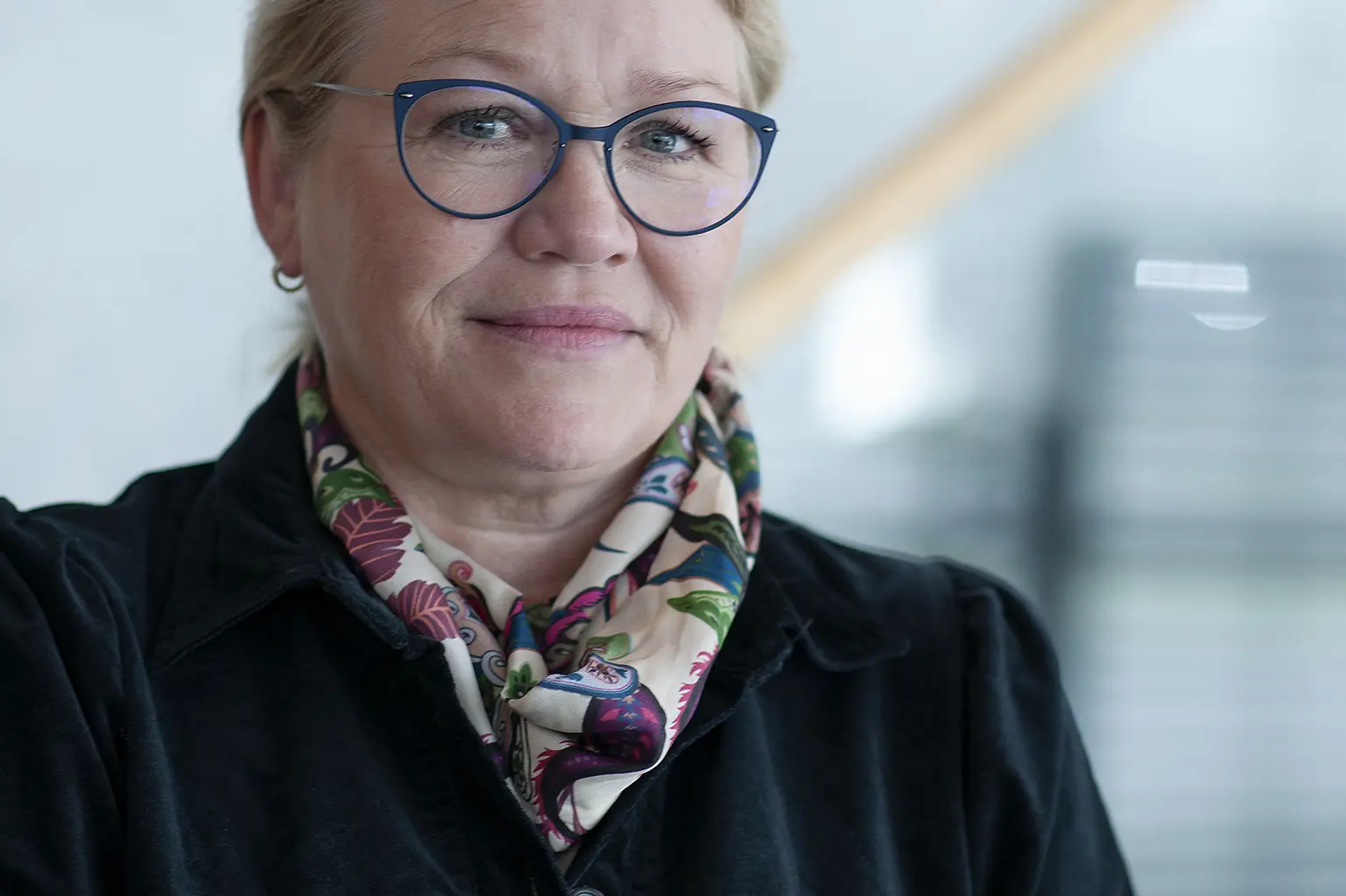 kvinne ser i kamera