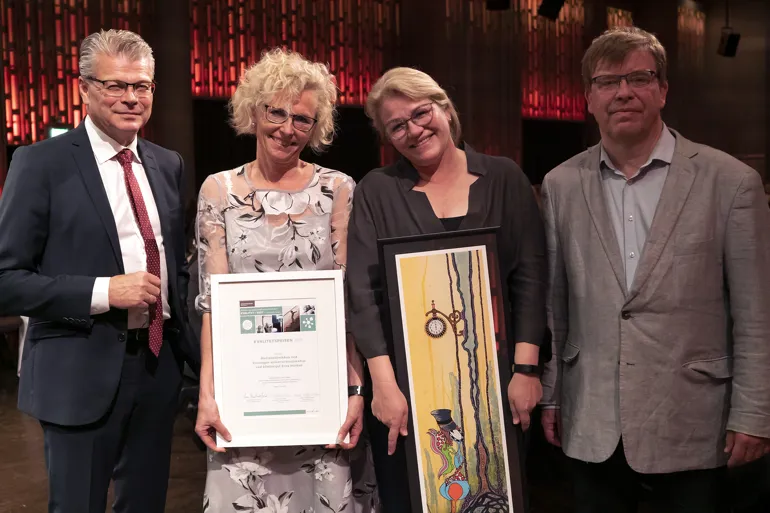 To vinnarar med adm.dir og fagdirektør i Helse Vest. Foto.