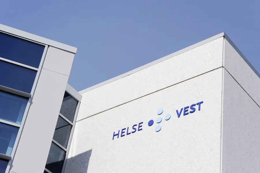 Helse Vest-logo på en vegg. Foto.