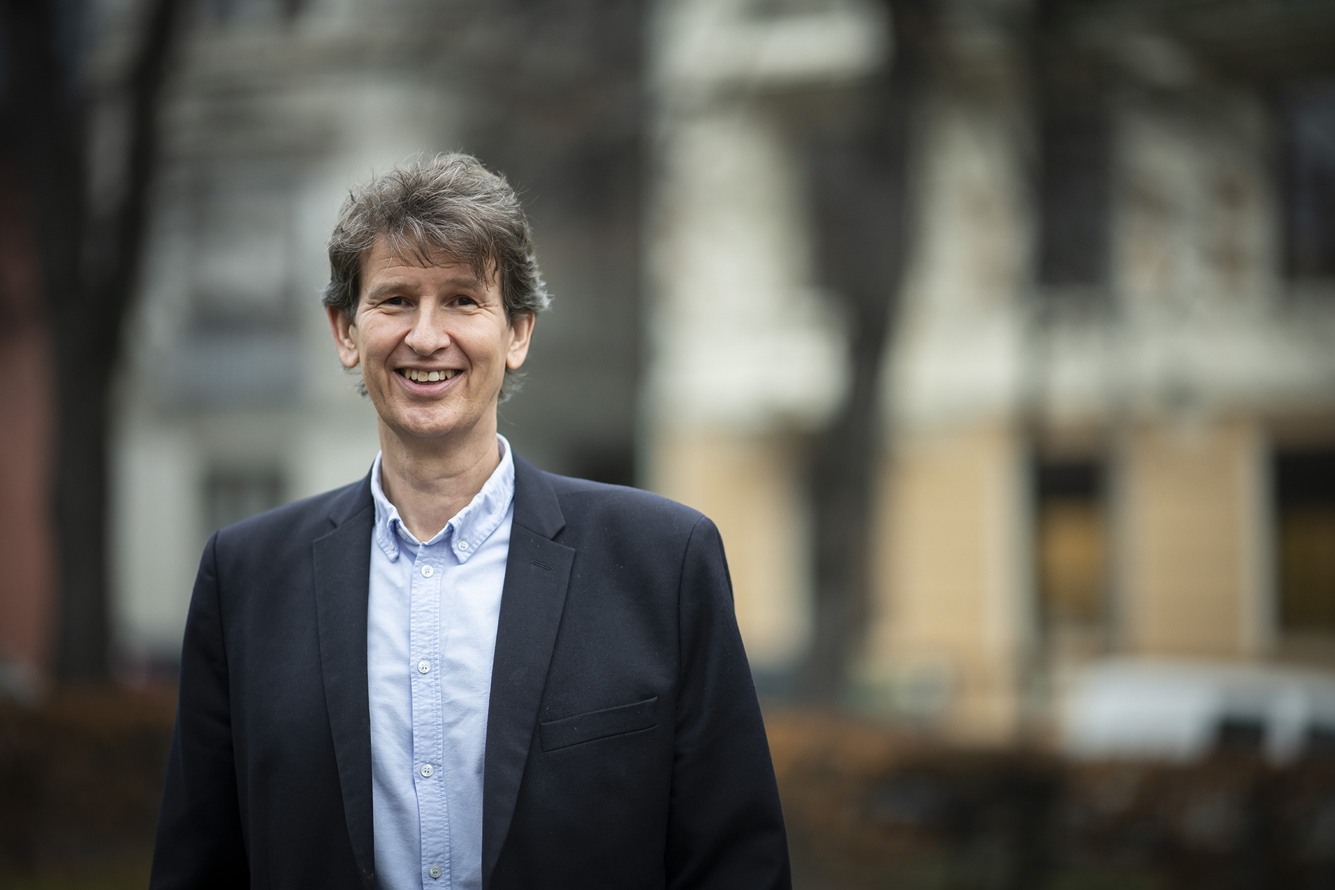 Mann smiler mot kamera. Foto.