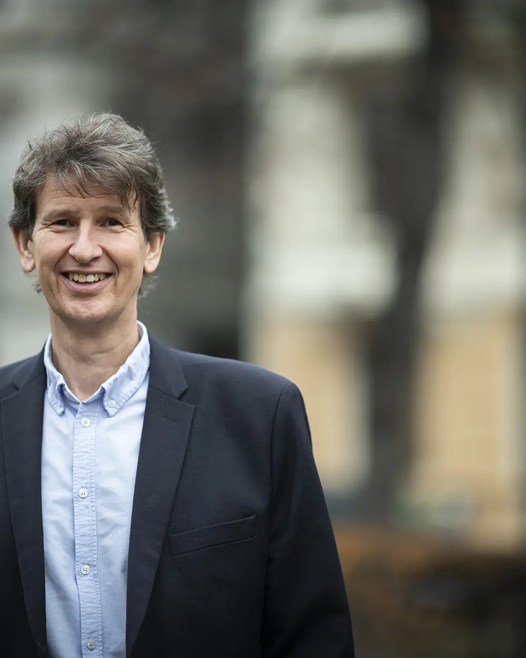 Mann smiler mot kamera. Foto.