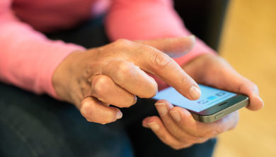 En person som holder en telefon