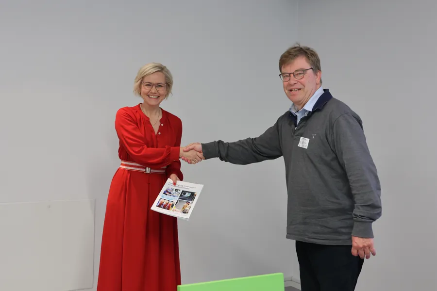 Helseminister og fagdirektør i Helse Vest RHF hilser hverandre, foto