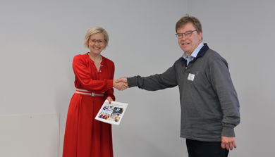 Helseminister og fagdirektør i Helse Vest RHF hilser hverandre, foto