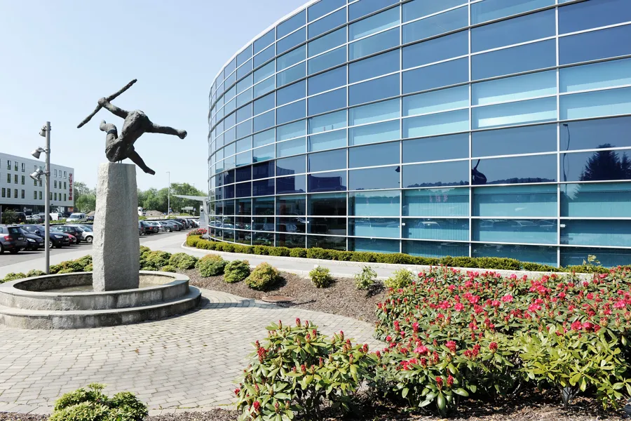 En statue foran en bygning