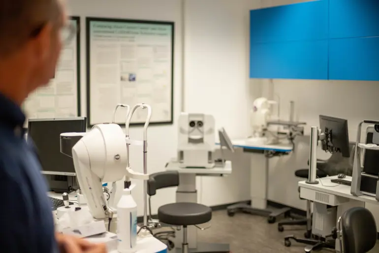 Bilde av et behandlingsrom på Øyeklinikken,.