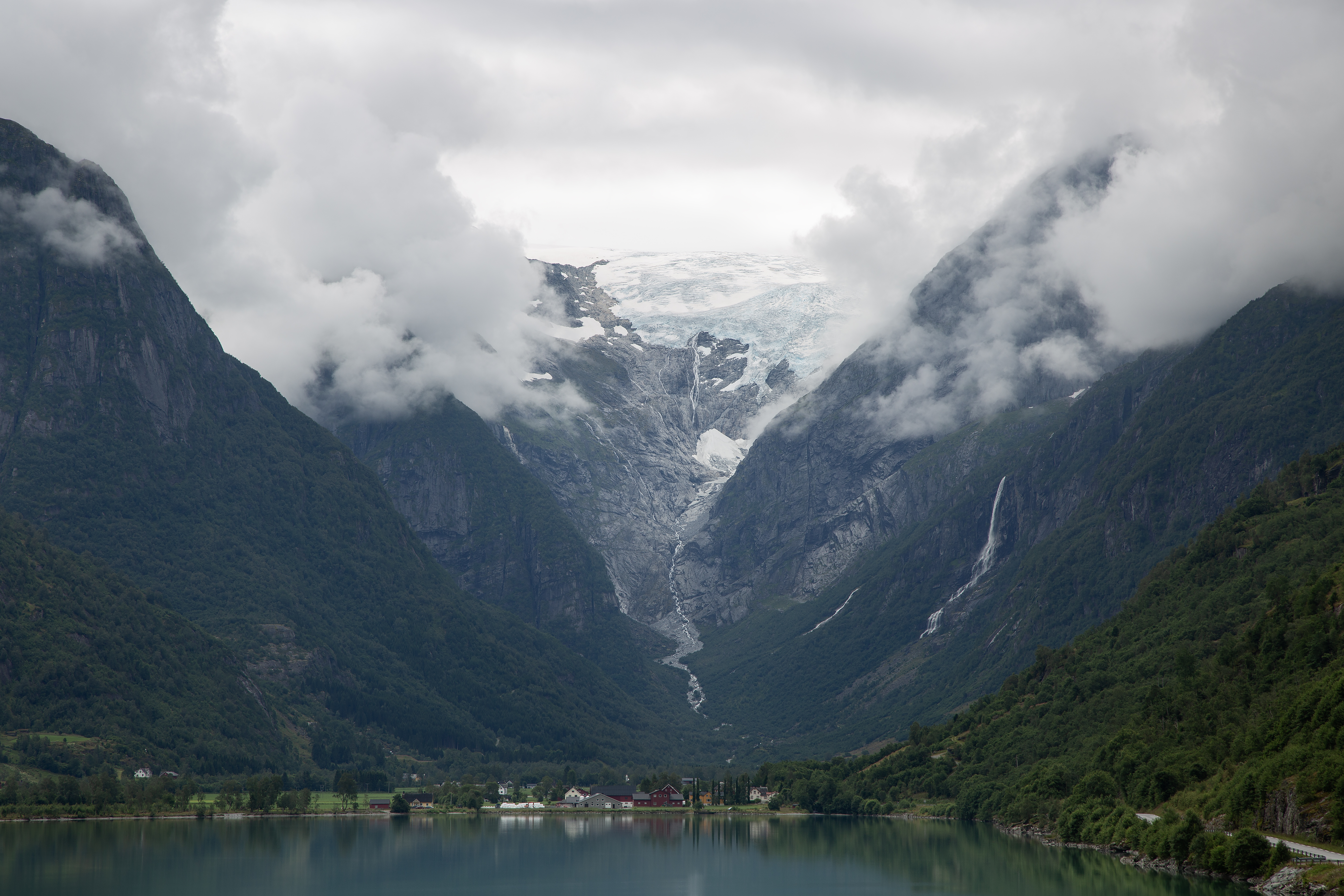bilde av fjell og fjord