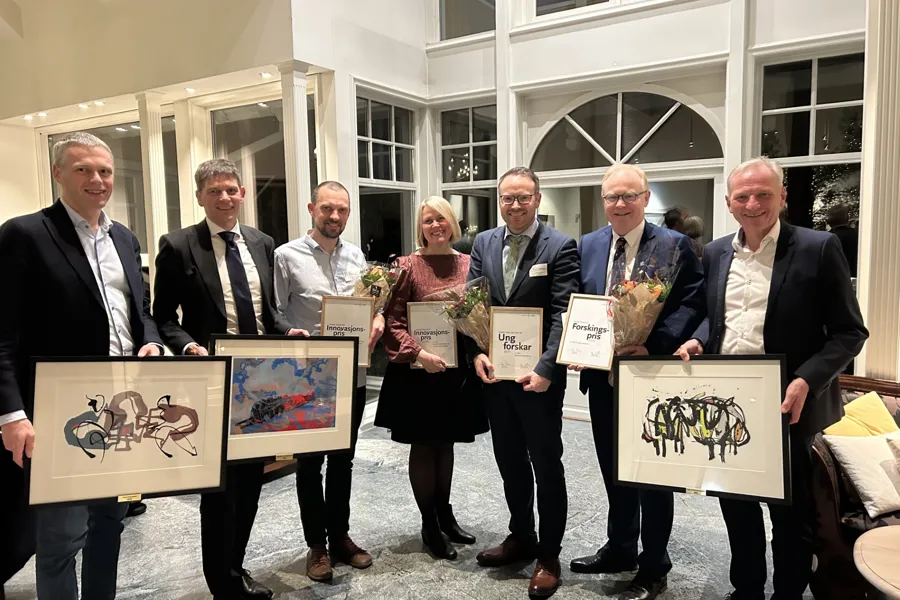En gruppe mennesker med diplom