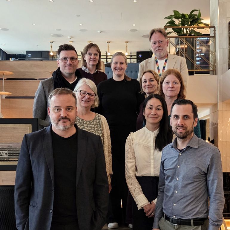 En gruppe mennesker som poserer for et bilde