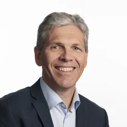 Mann i dress, smiler. Foto.