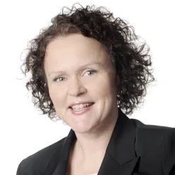 En mann i svart dress