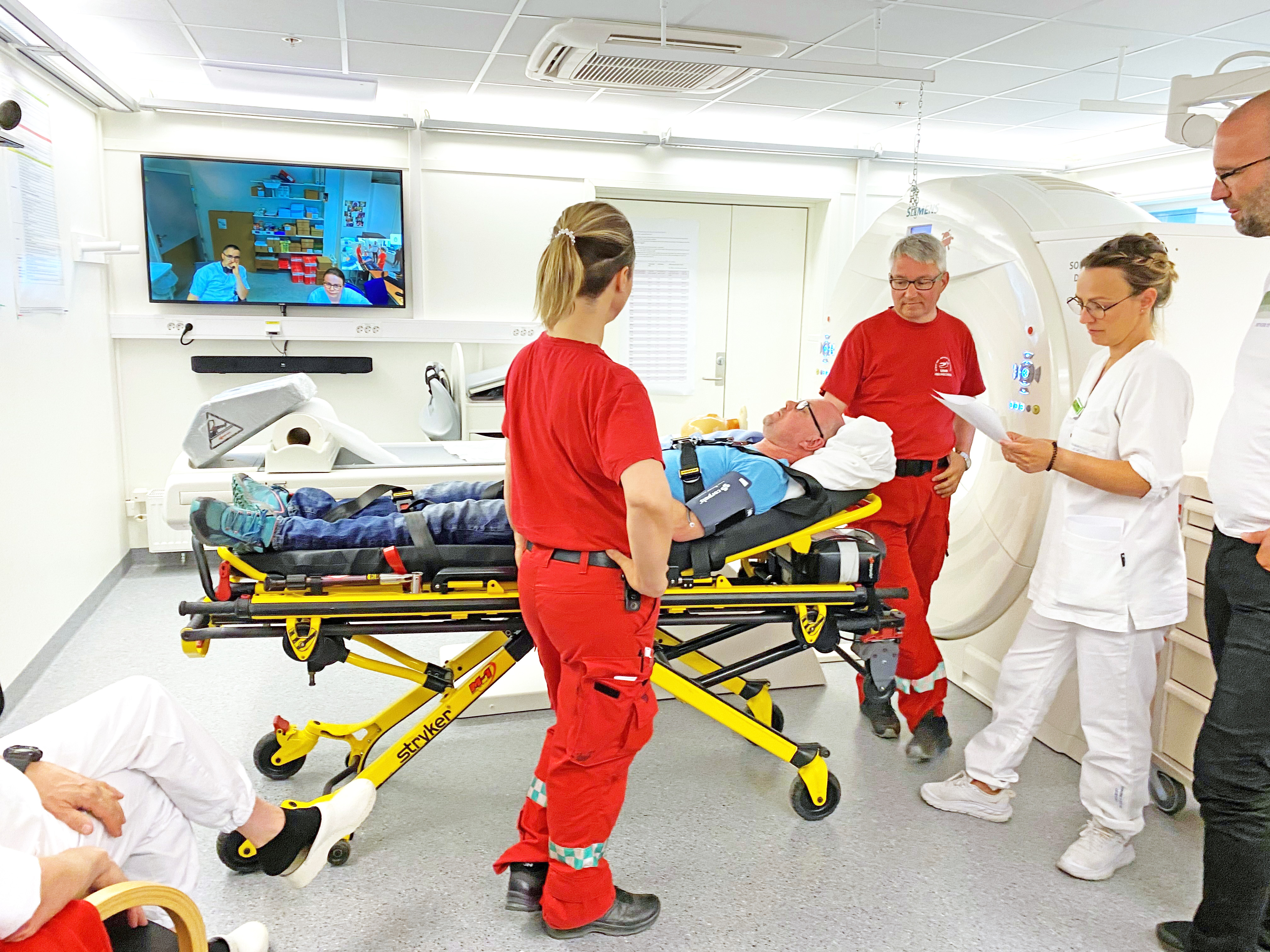 En gruppe personer i et rom