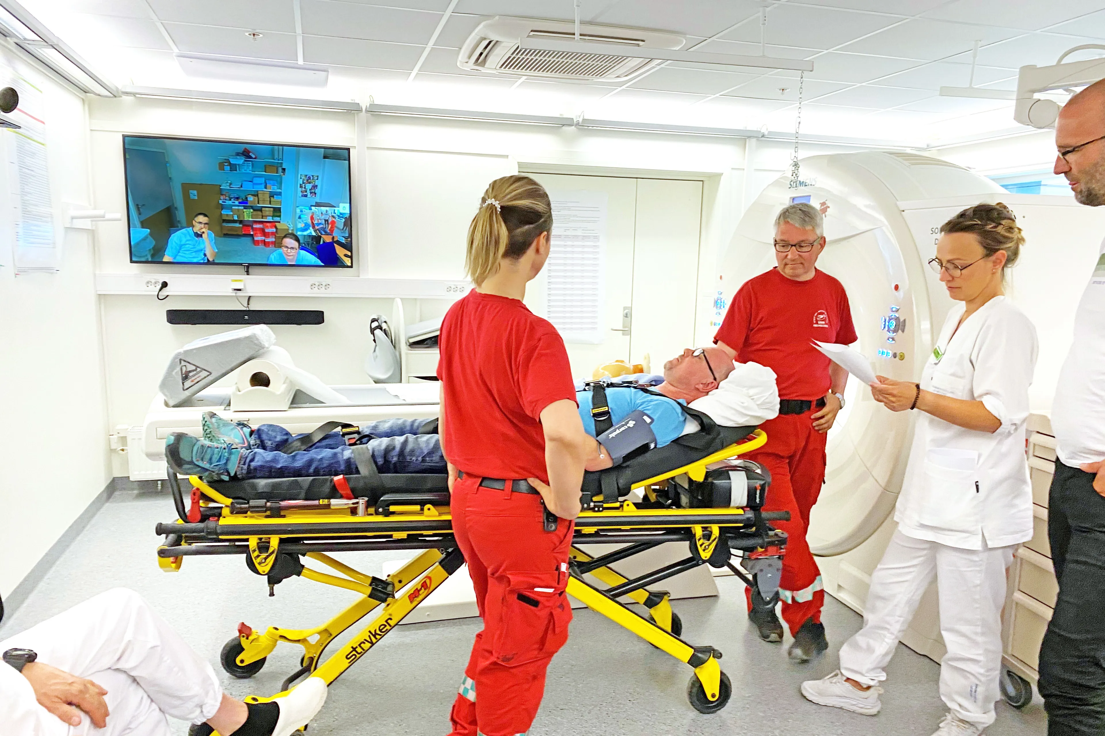 En gruppe personer i et rom