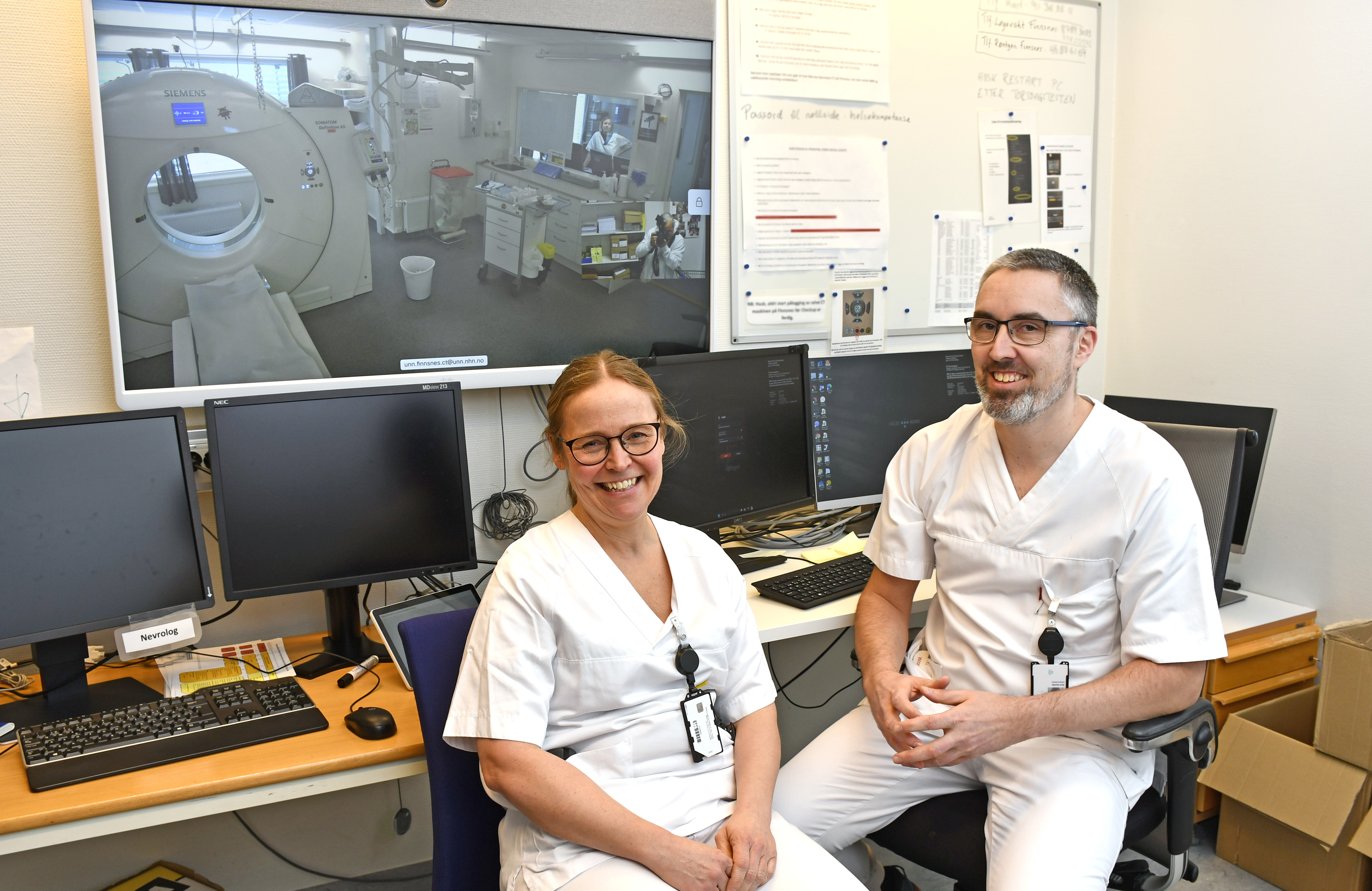 En mann og en kvinne som sitter foran en datamaskin