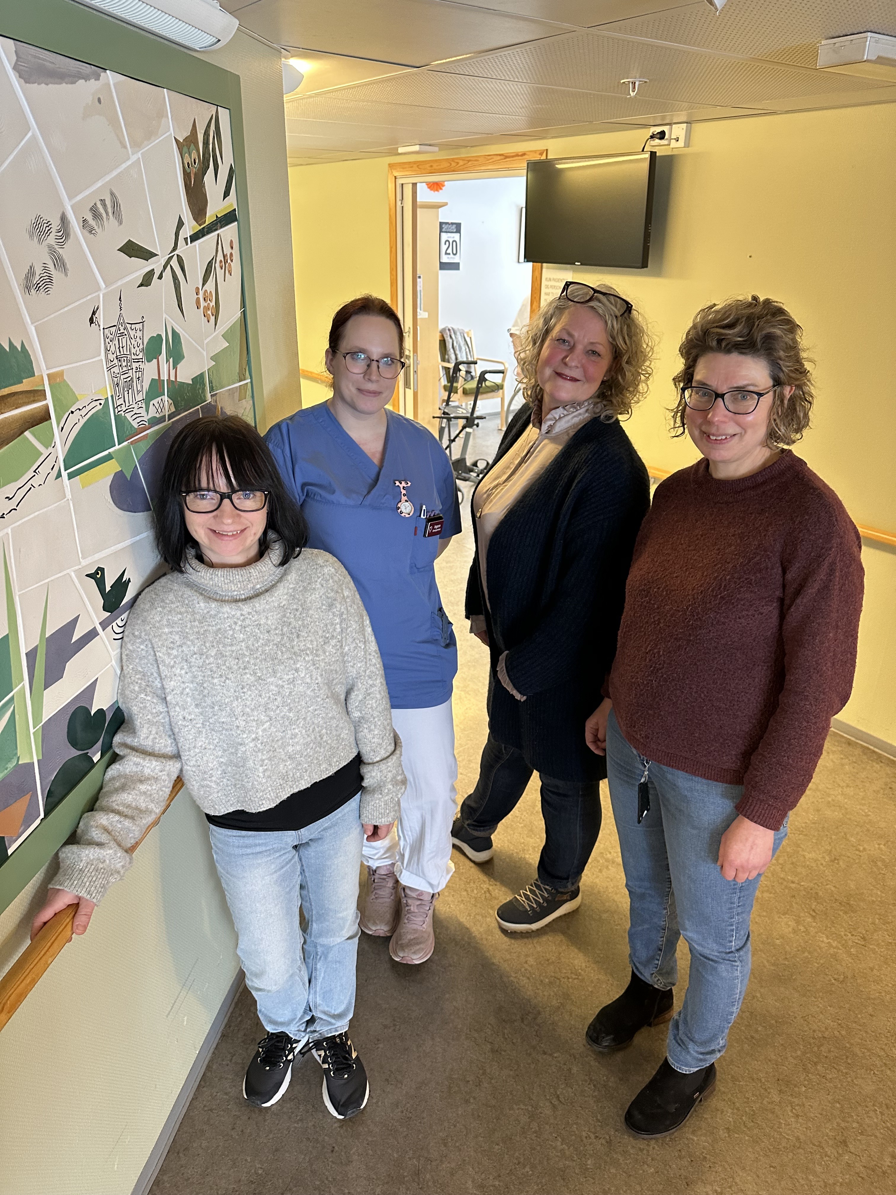 En gruppe mennesker som poserer for et bilde