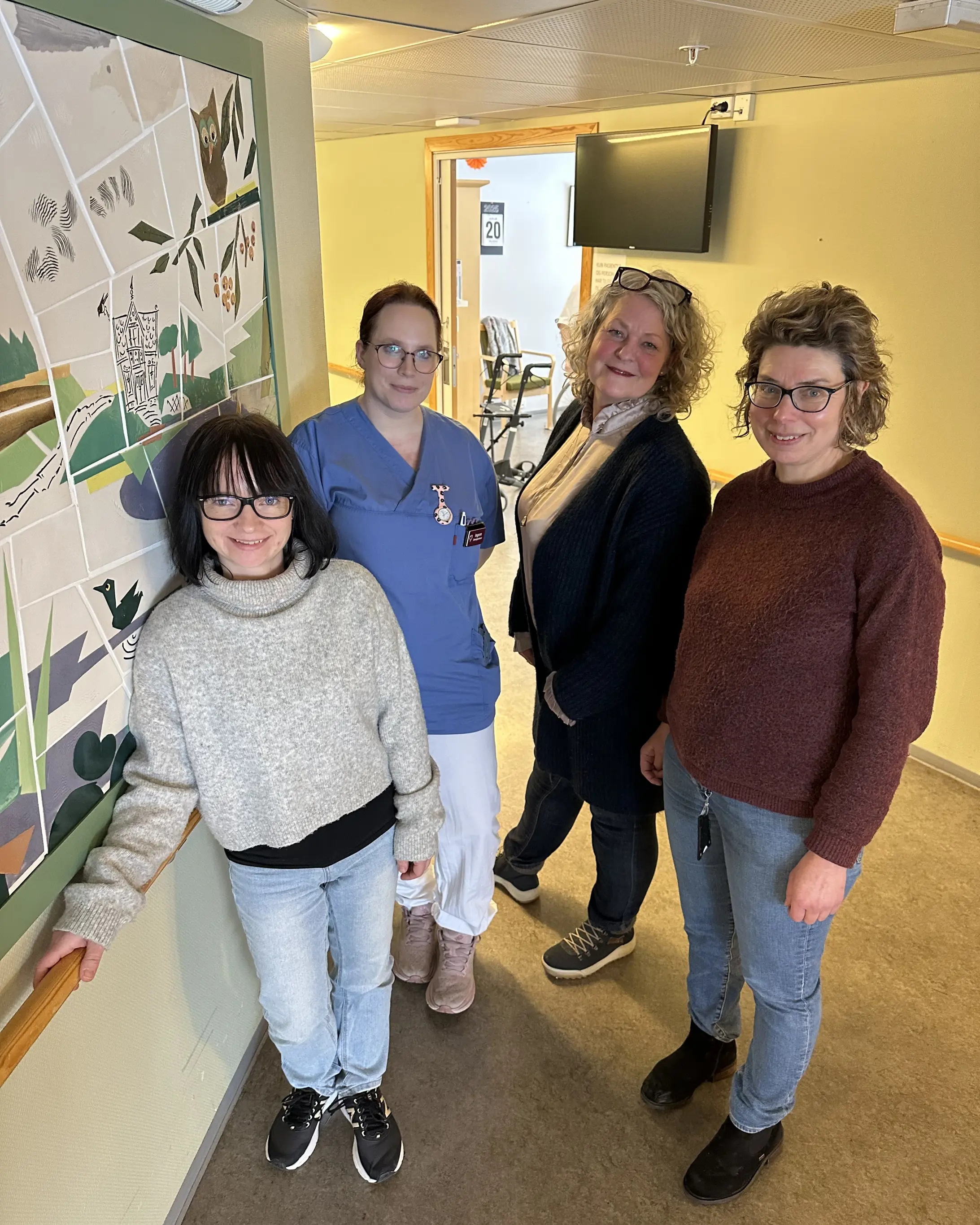 En gruppe mennesker som poserer for et bilde