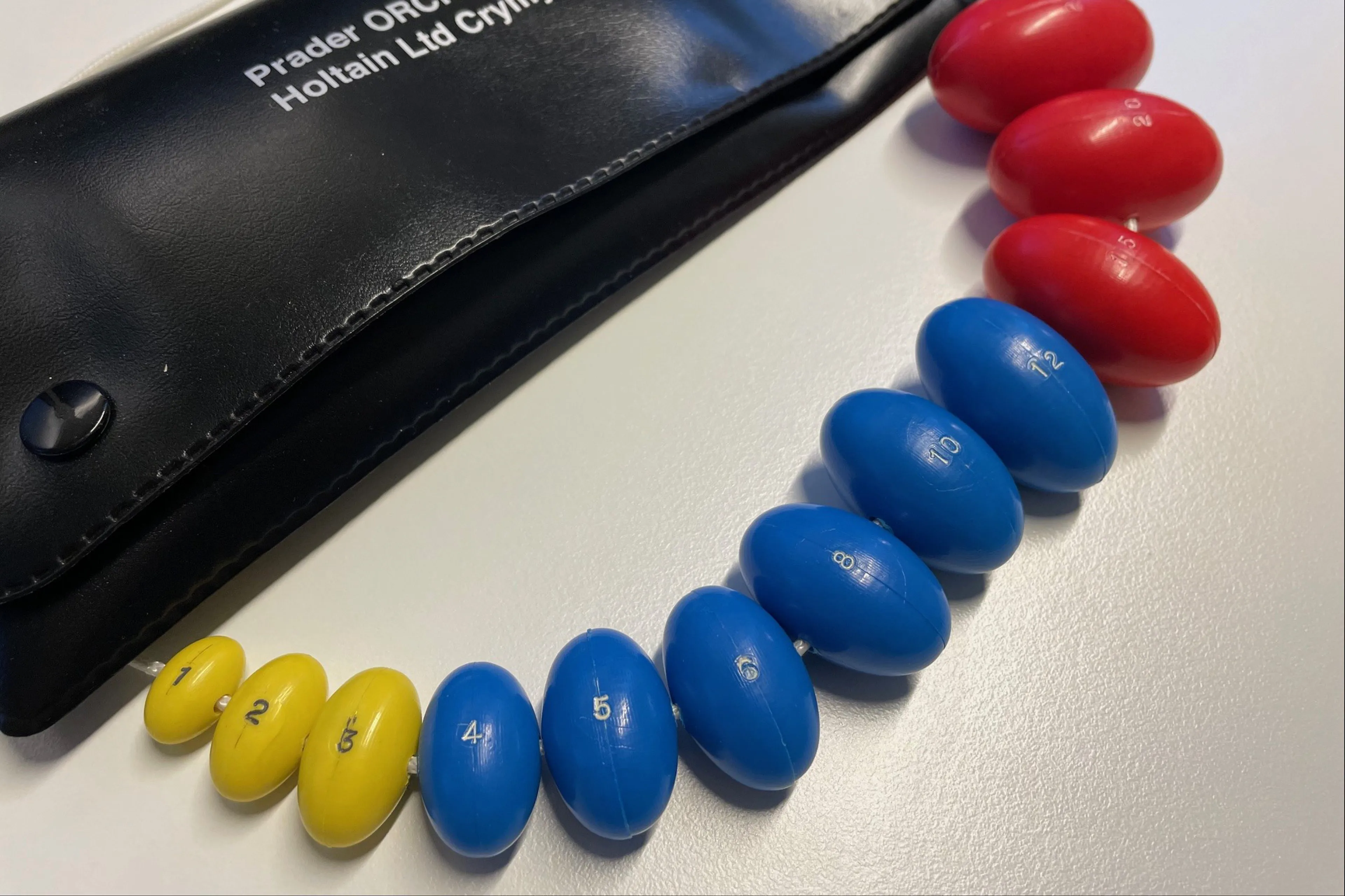 En svart "kulerad" som leger bruker for å måle størrelsen på testiklene hos pasienten.