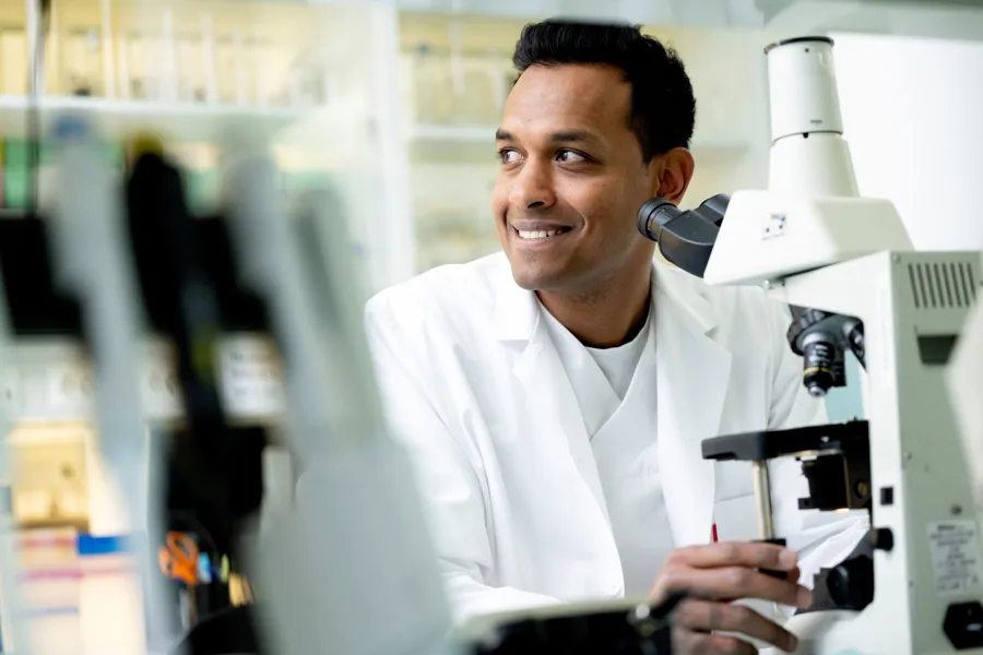 bilde av mann i legefrakk