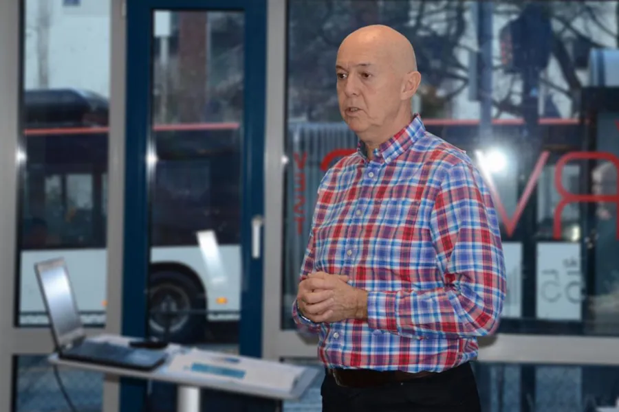 En mann som står foran et vindu