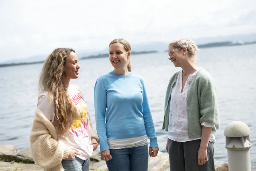 En gruppe kvinner som står på en steinete strand