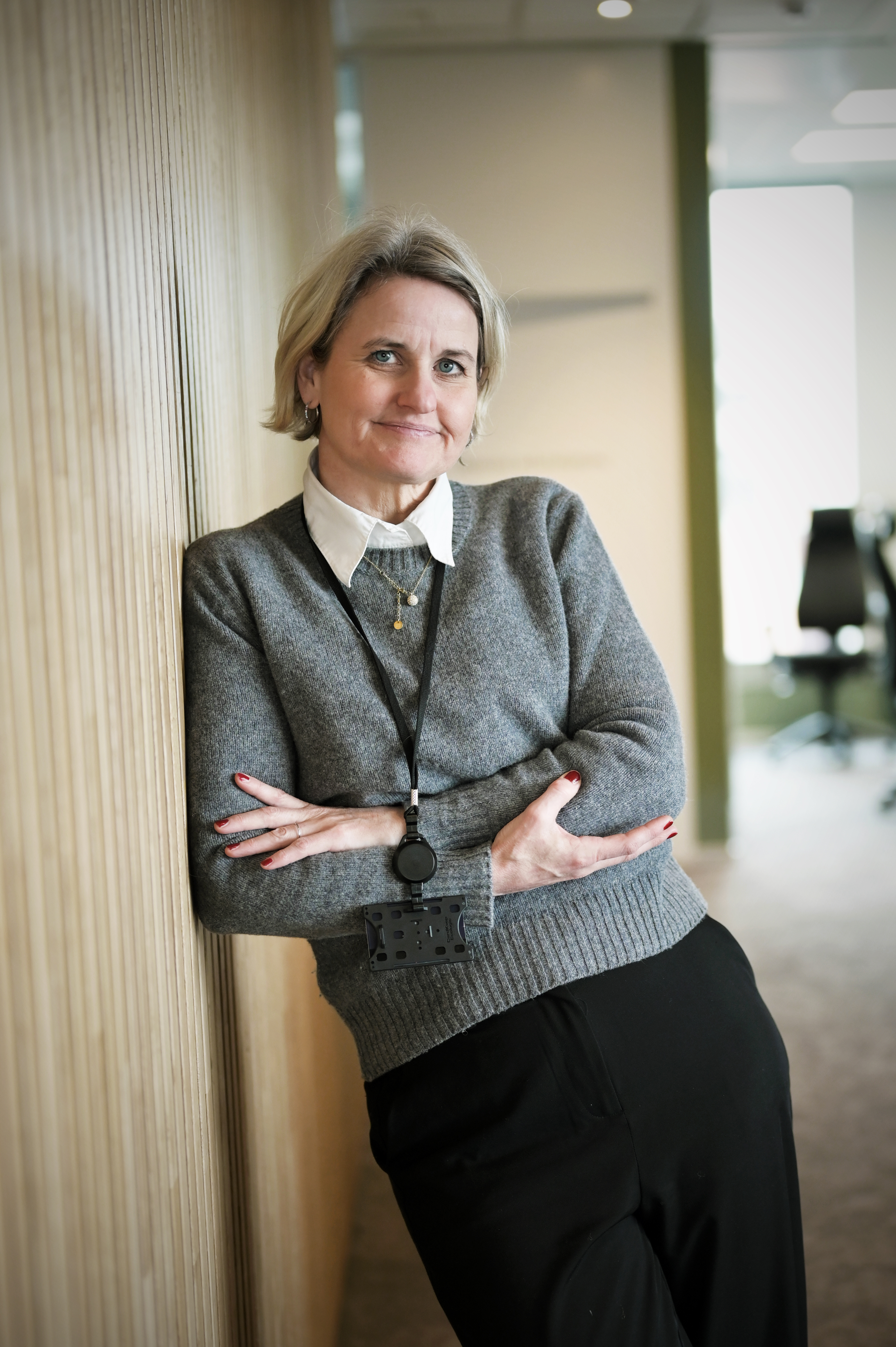 dame i gang med armene i kryss