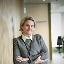 dame i gang med armene i kryss