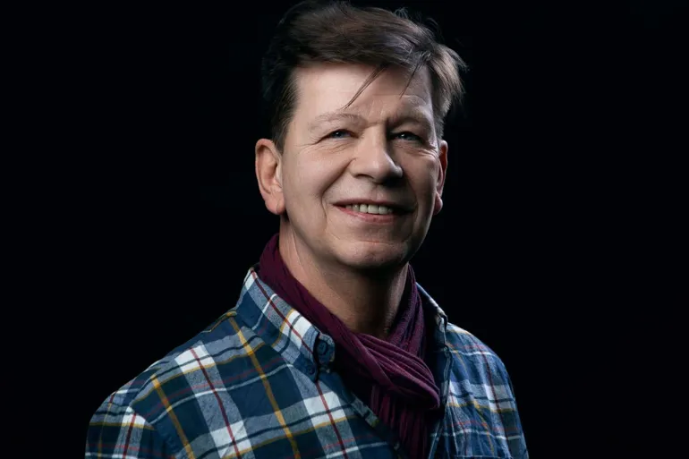 En mann med rutete skjorte