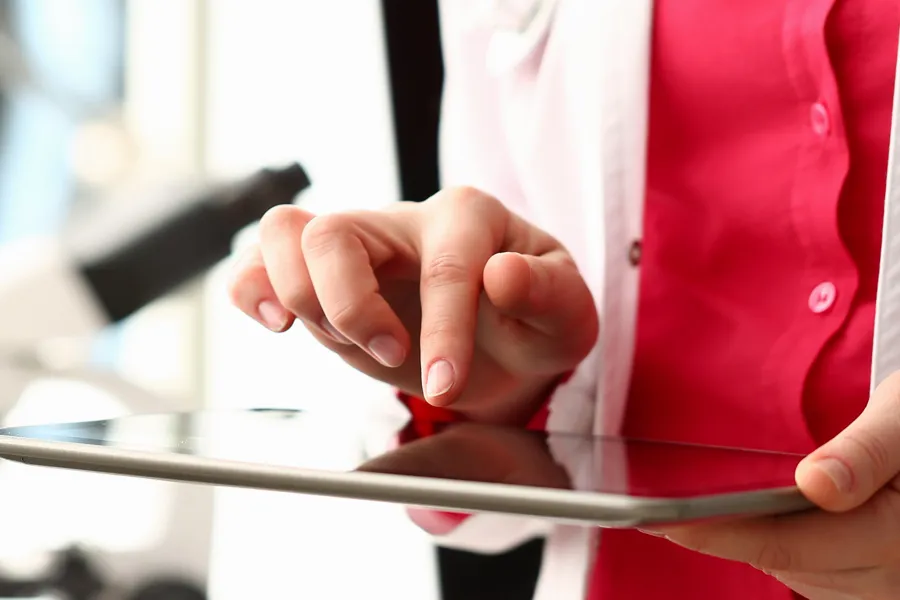 Et nærbilde av en mann og en kvinne som holder en ipad