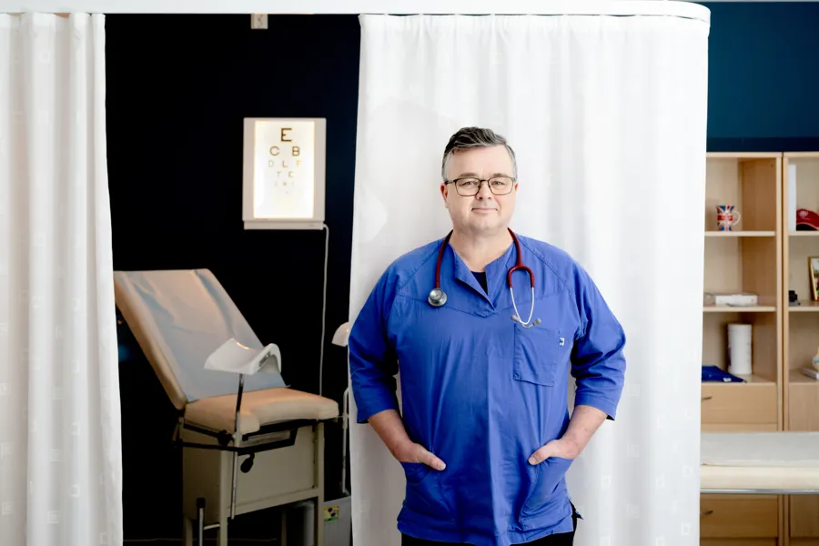 Mann med briller i blå skjorte