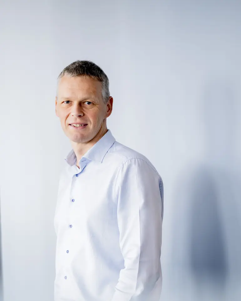 Mann ser mot kamera