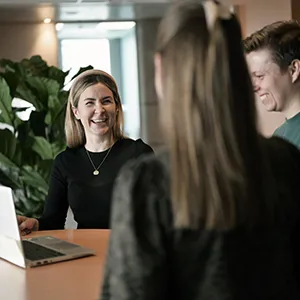 En gruppe mennesker som ser på en bærbar datamaskin