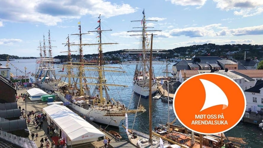 En stor seilbåt la til kai