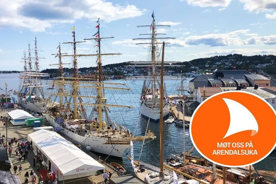 En stor seilbåt la til kai