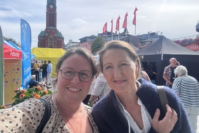 Et par kvinner som poserer for et bilde