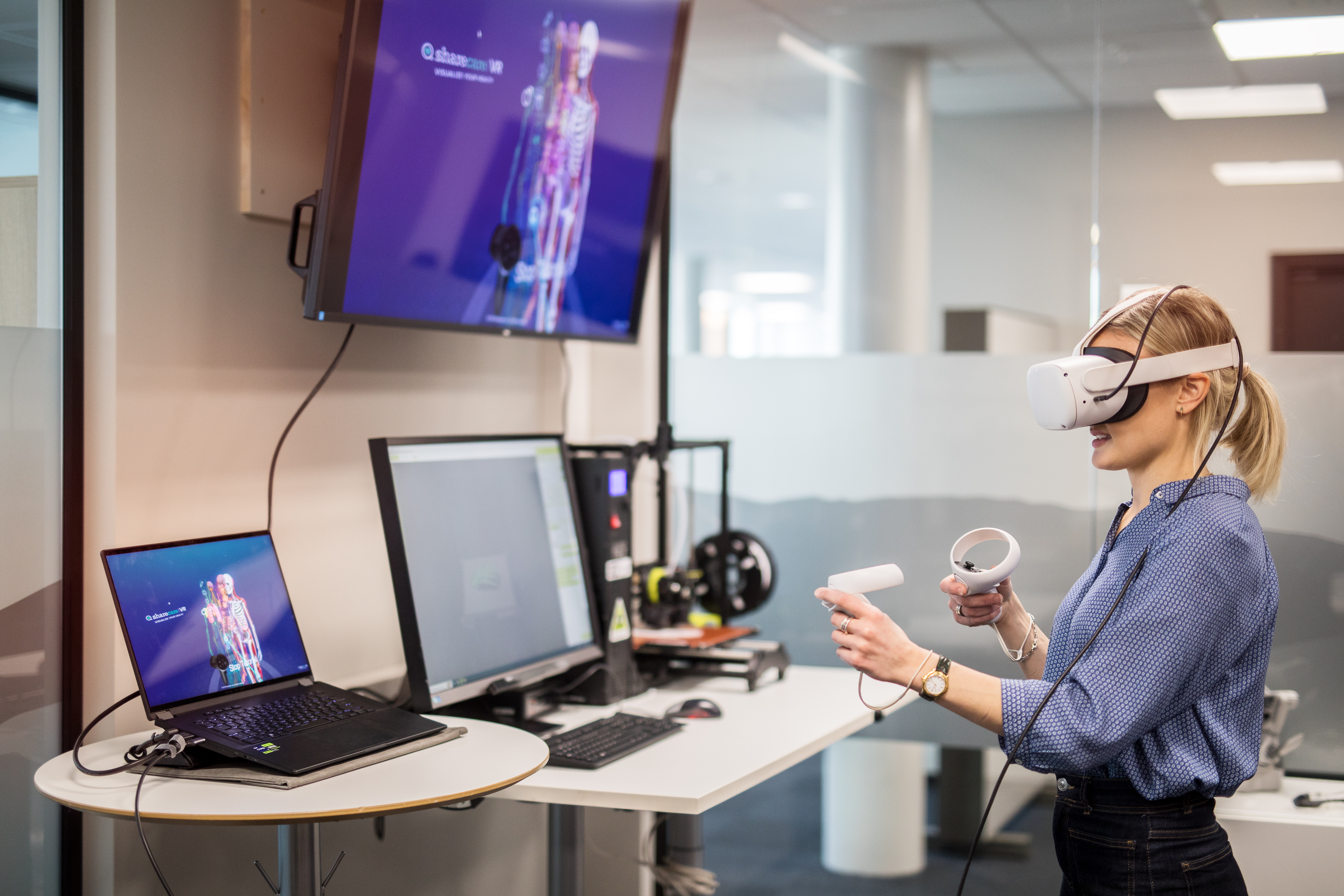 Dame med VR-briller og virtuell menneskekropp på PC-skjermen