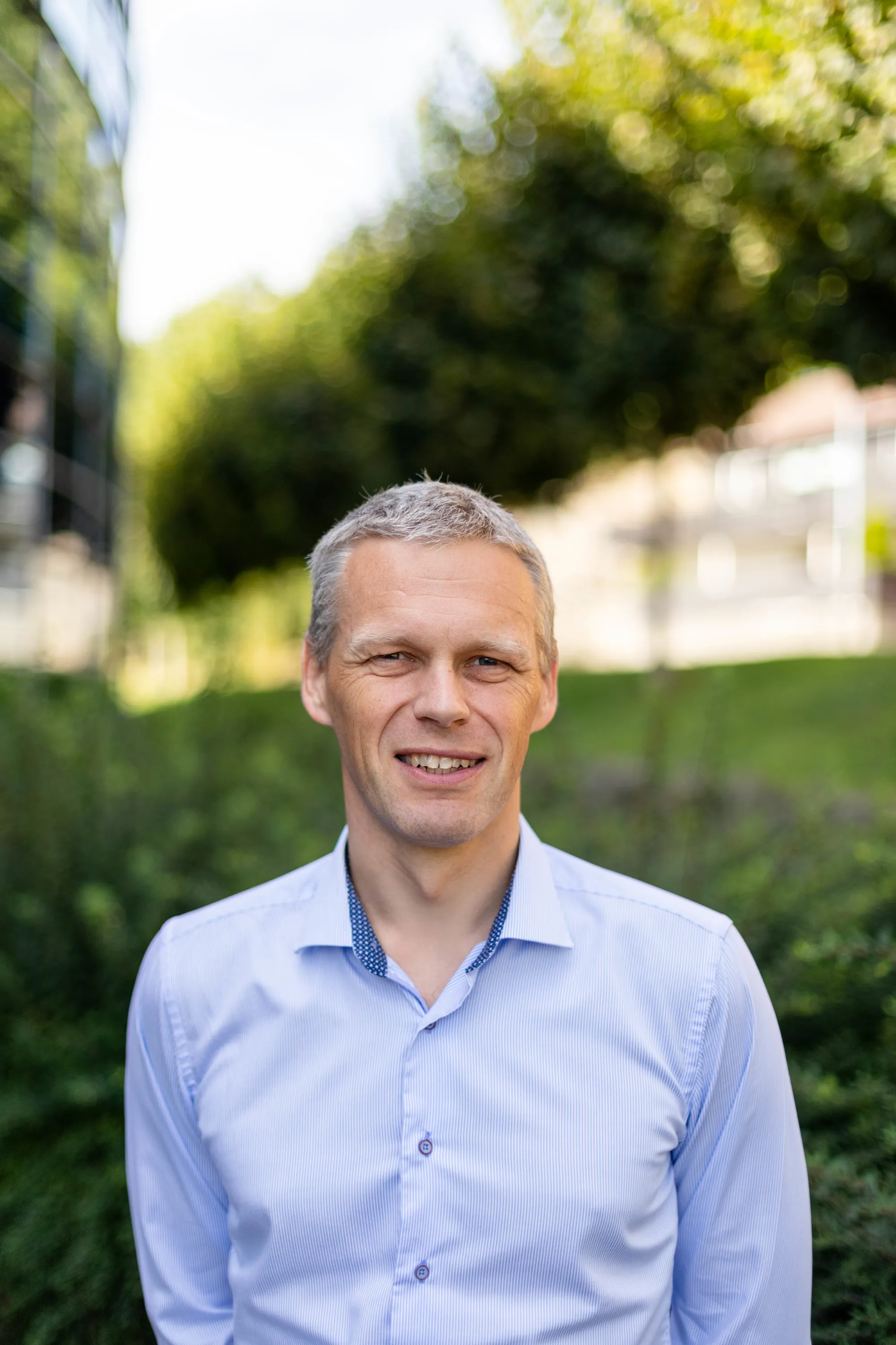 En mann som smiler til kameraet