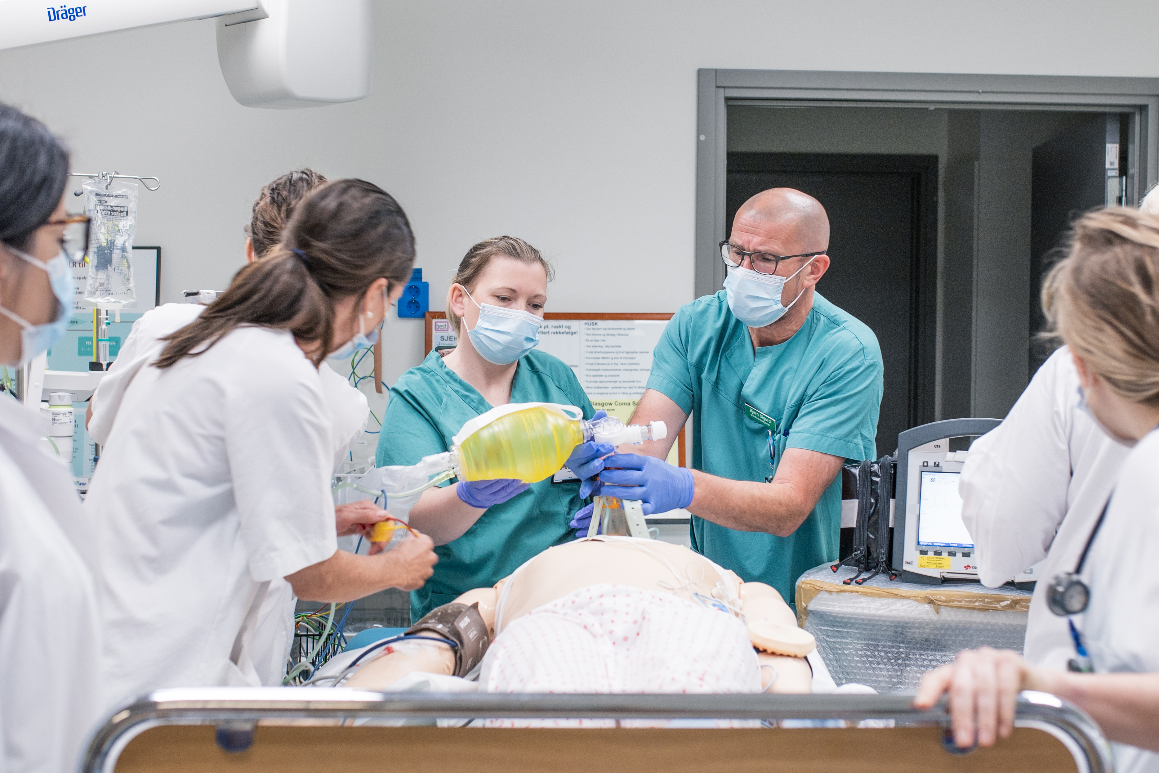 helsepersonell trener på simulering i akuttmottak