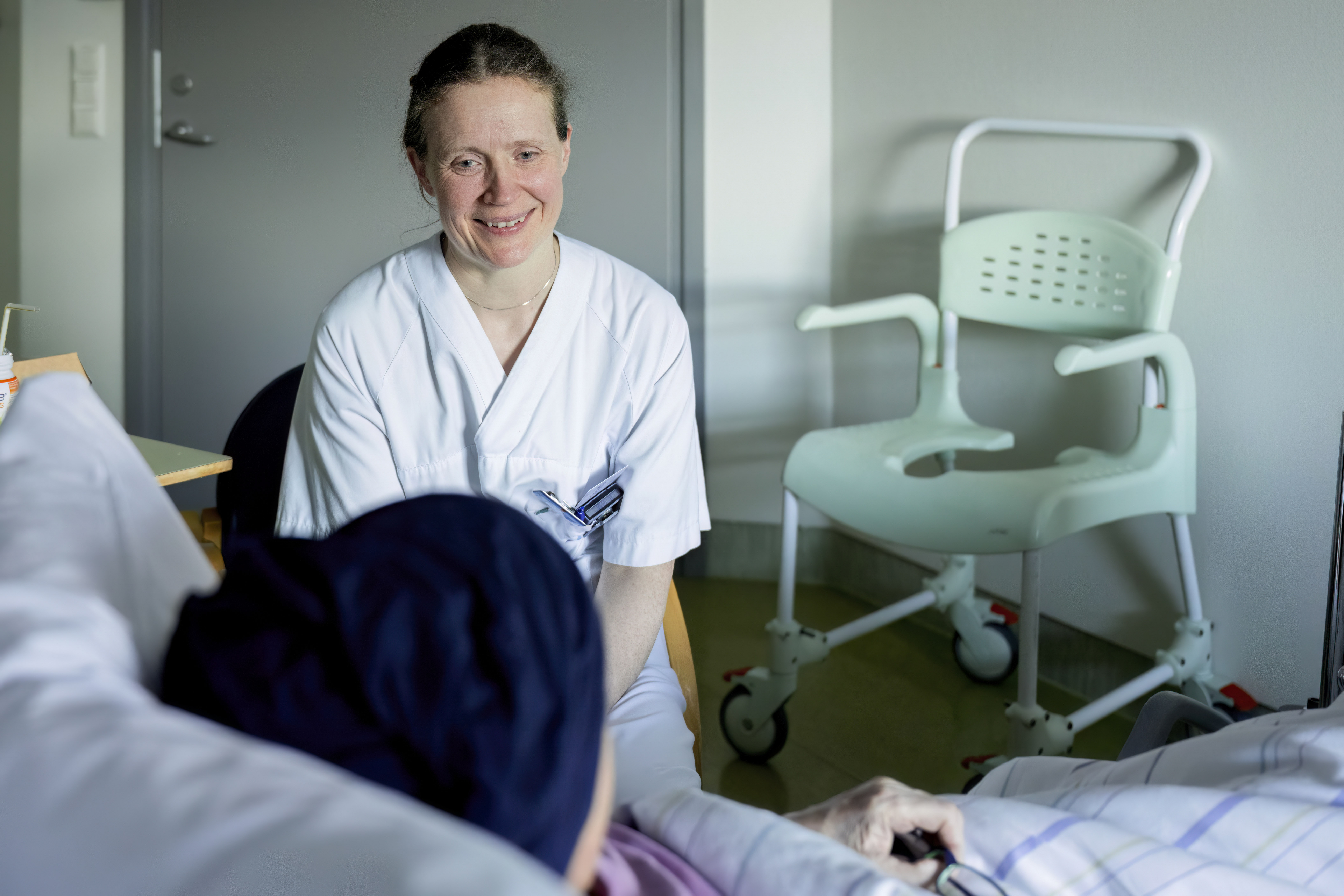 En lege i en sykehusseng