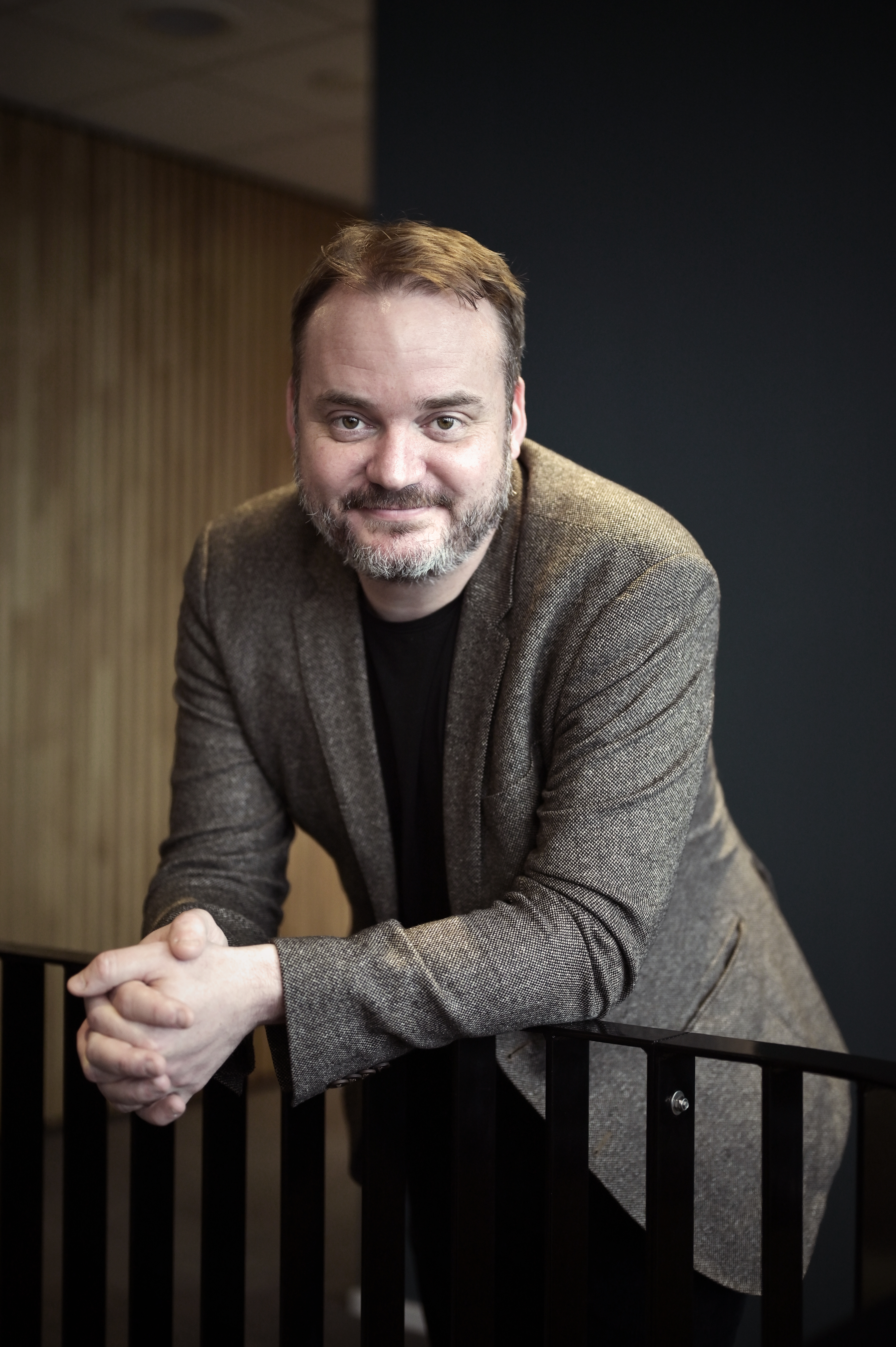 Mann smiler mot kamera