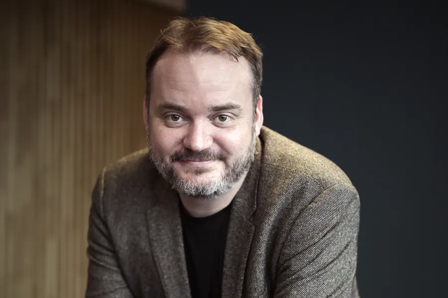 Mann smiler mot kamera