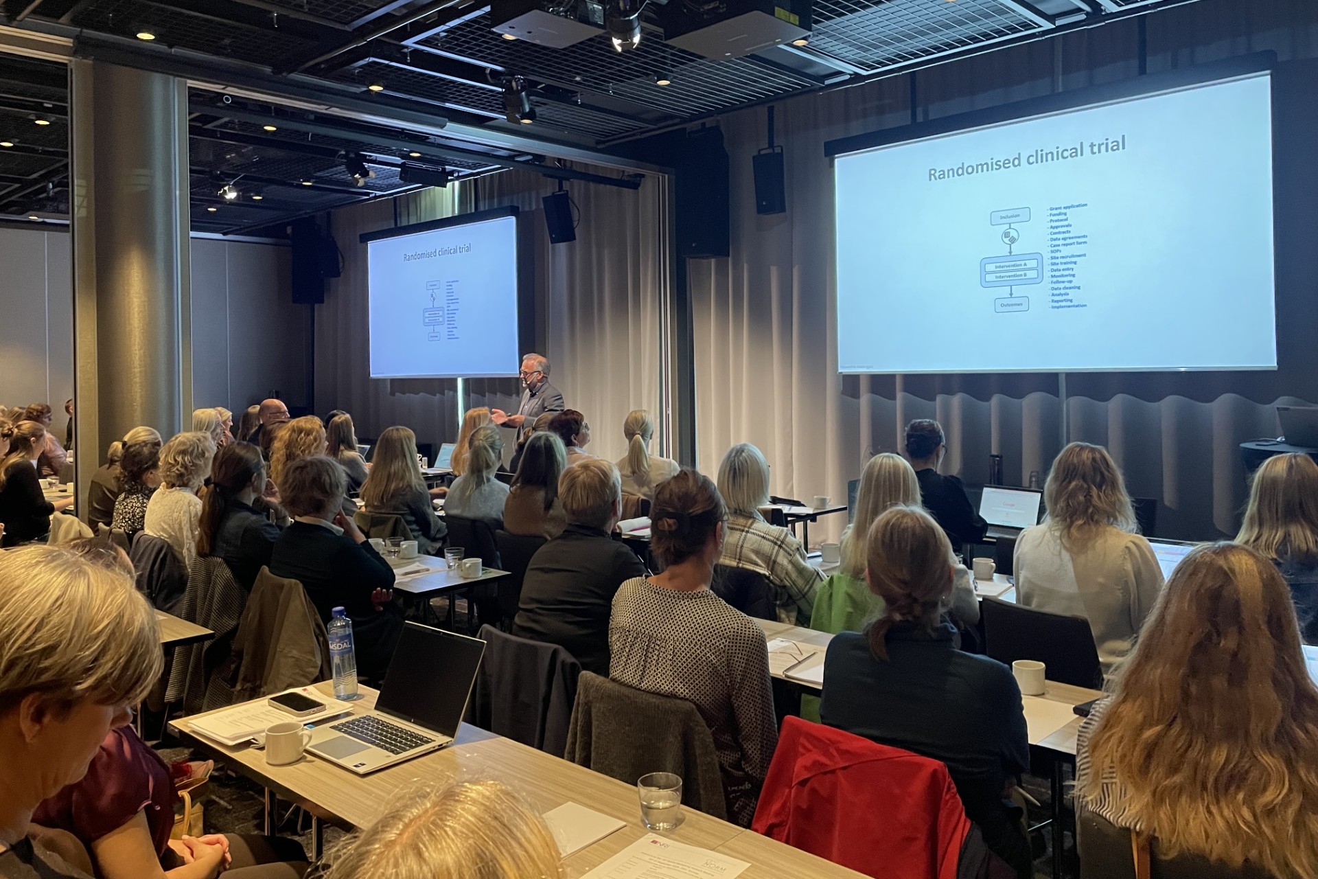 En person som holder en presentasjon for et publikum