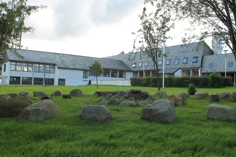 En bygning med en stor plen